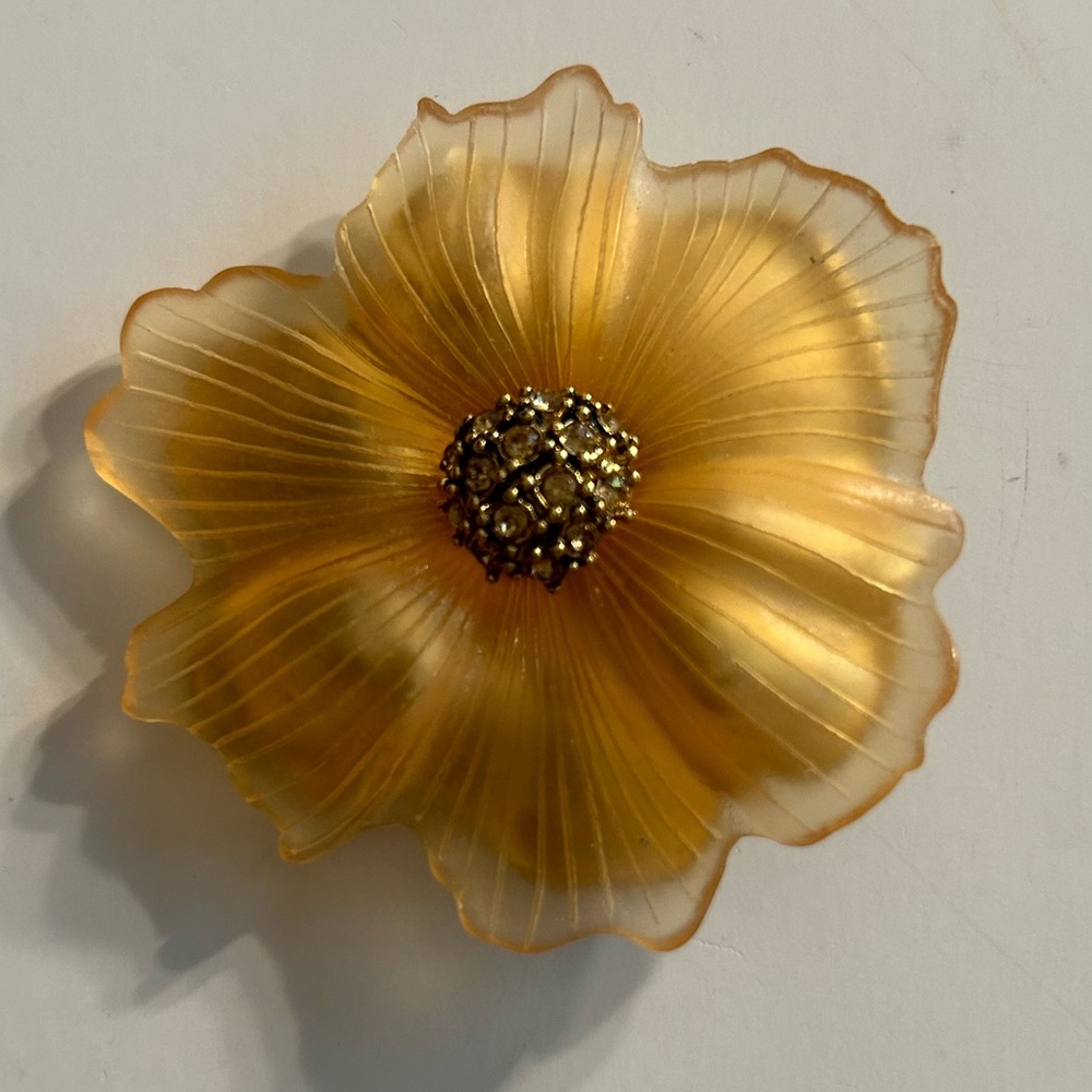 VINTAGE MONET FLOWER YELLOW GOLD TONE SEMI-TRANSPARENT RHINESTONES BROOCH SIGNED